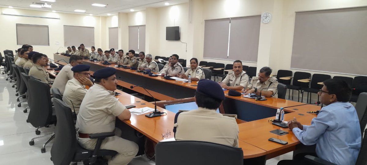 डीसीपी, यातायात प्रबंधन ने यातायात प्रबंधन पुलिस के सूबे./निरीक्षक/एसीपी की मीटिंग लेकर बेहतर यातायात प्रबंधन हेतु दिशानिर्देश दिये।  <a href="/mohdept/">Home Department, MP</a> <a href="/DGP_MP/">DGP MP</a> <a href="/hariips/">Harinarayanachari Mishra</a> <a href="/CP_INDORE/">Commissioner of Police,Indore</a> <a href="/RajeshHinganka2/">Rajesh Hingankar IPS</a> <a href="/PHQ_Editorial/">Editorial_Board</a> <a href="/IPSMaheshCJain/">Mahesh Chand Jain</a> <a href="/DcptrafficInd/">DCP Traffic Indore</a>