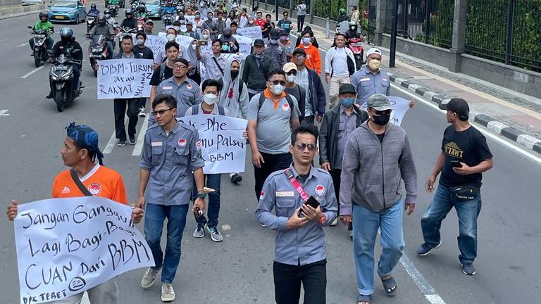 PKSejahtera's tweet photo. Gema Keadilan @GEMAKeadilanID turun ke jalan, suarakan aspirasi rakyat Tolak Kenaikan BBM hari ini (6/9/2022).

Kenaikan BBM menyengsarakan rakyat! Hampir semua sektor ekonomi akan terdampak. Batalkan Kenaikan BBM !

#BatalkanKenaikanBBM https://t.co/6dYPy7KwW0