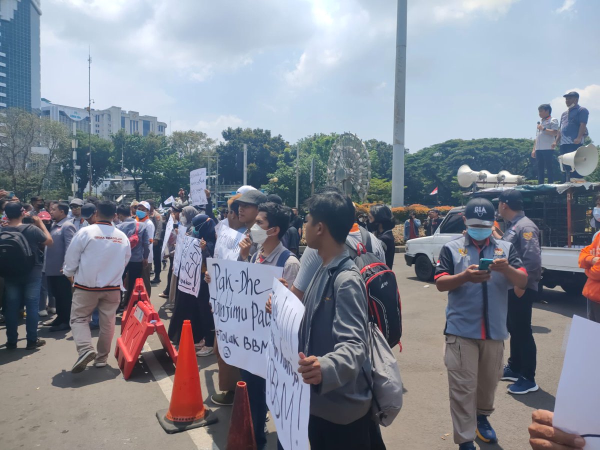 PKSejahtera's tweet photo. Gema Keadilan @GEMAKeadilanID turun ke jalan, suarakan aspirasi rakyat Tolak Kenaikan BBM hari ini (6/9/2022).

Kenaikan BBM menyengsarakan rakyat! Hampir semua sektor ekonomi akan terdampak. Batalkan Kenaikan BBM !

#BatalkanKenaikanBBM https://t.co/6dYPy7KwW0
