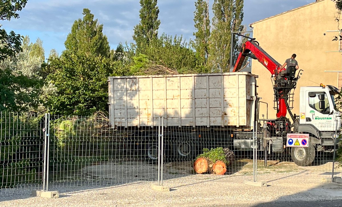 nonaladeviation's tweet photo. j’assiste à cet instant redouté où j’entends le bruit des tronçonneuses…aujourd’hui a #SuzeLaRousse démarre l’abattage de plus d’une trentaine d’arbres pour faire des complexes de logement,HLM.
J’ai très mal au cœur de voir ce carnage sans rien pouvoir faire.
@MariePochon https://t.co/NQGH1hbNDx