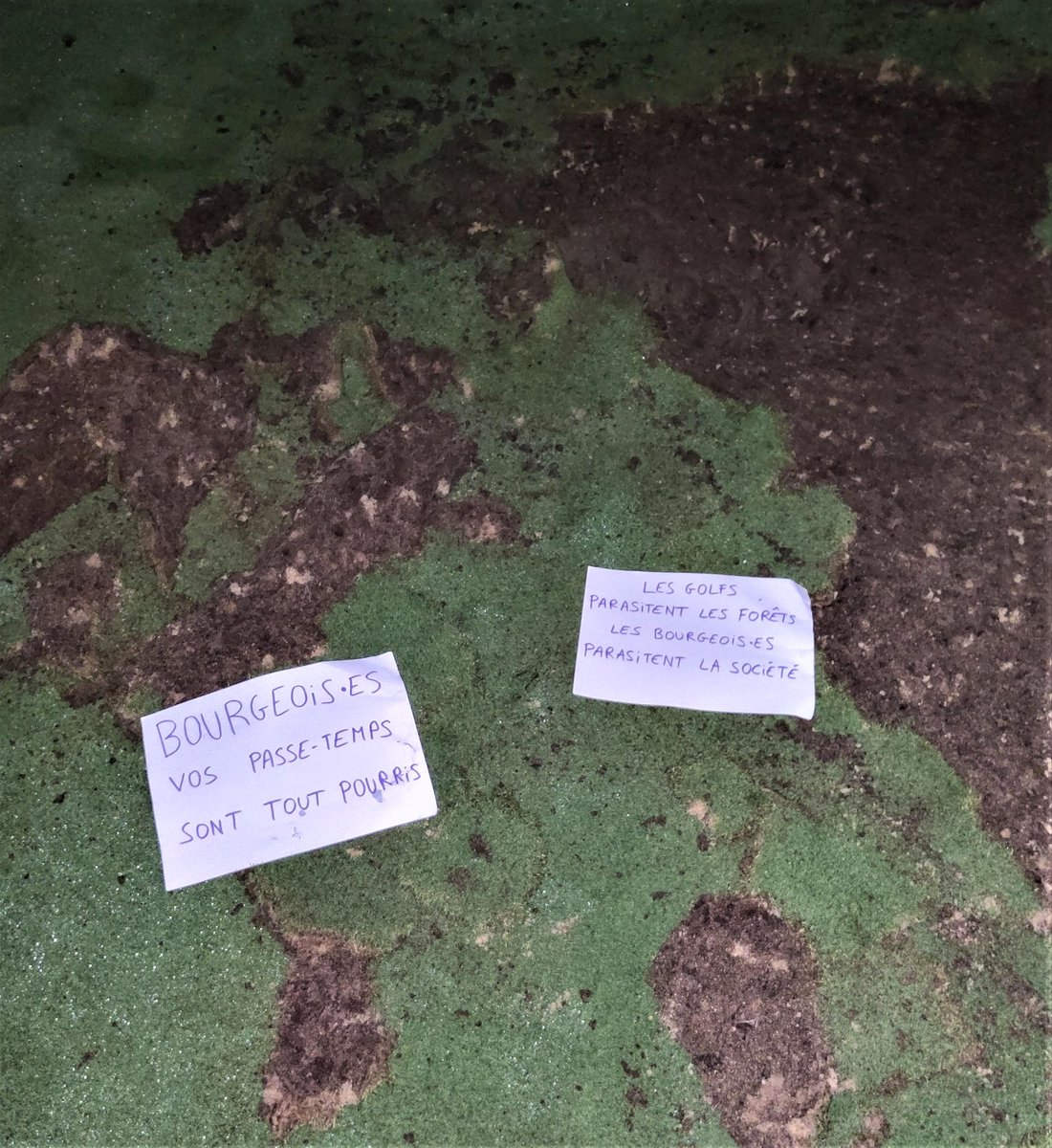ContreAttaque_'s tweet photo. Samedi 3 septembre au matin ce sont les habitués du golf de Monchy-Humières, dans l'Oise, qui ont découvert leur terrain de jeu labouré. Les greens arrachés, des panneaux tagués, des drapeaux renversés... https://t.co/Zl5GJe1RKy