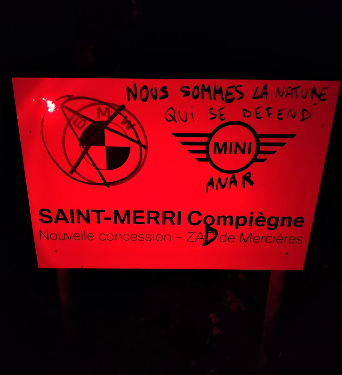 ContreAttaque_'s tweet photo. Et de nombreux slogans comme «Mort au capital», «Les golfs parasitent la forêt. Les bourgeois(es parasitent la société», «Bourgeois(es, vos passe-temps sont tout pourris», «Nous sommes la nature qui se défend». https://t.co/CkQIbqfBHd