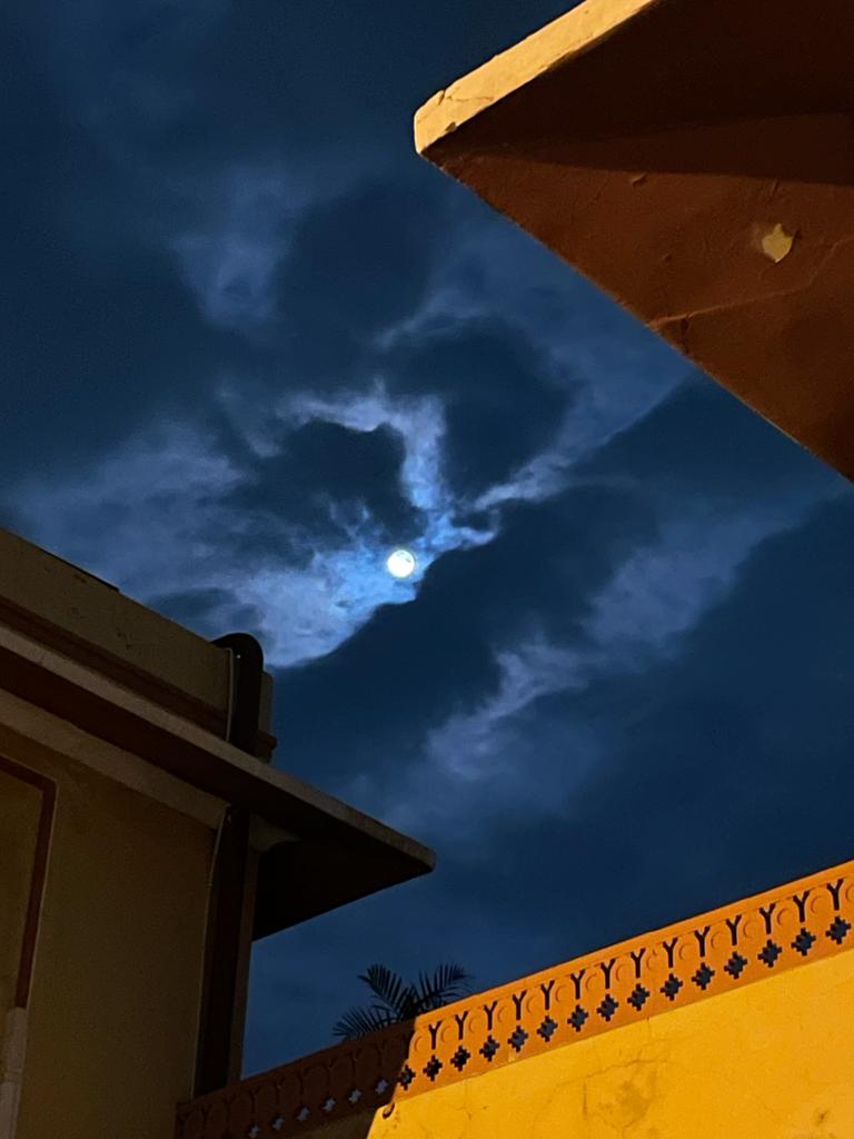KanotaHotels's tweet photo. Never stop looking up. Keep sky gazing forever.
.
.
#NN #NarainNiwasPalace #KanotaGroupOfHotels #Palace #PalaceHotel #IncredibleIndia #Tourism #Luxury #Heritage #RoyalPlaces #Jaipur #HotelsinJaipur #RegalSpaces #Rajasthan #night #nightsky #skygazing #moon #moonlight https://t.co/pCfTfFVUEE