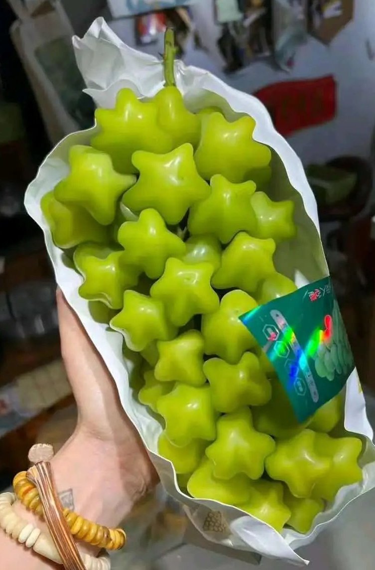 这个葡萄太不正经了，没有一个是圆的😀