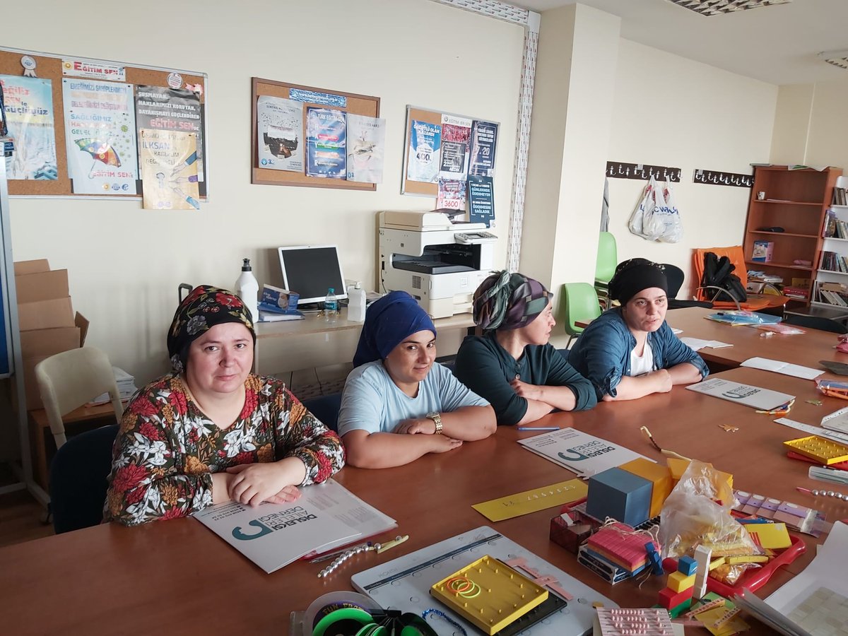 🔸İl Müdürlüğümüz "Biz Birbirimizi Tamamlıyoruz" Projesi kapsamında Disleksi Aileleri Tanı Eğitim ve Dayanışma Derneği eğitmeni Songül Kılıçlı'nın sunumuyla velilerimize yönelik "Ailem Benim Gözümden Matematik Öğreniyor" atölye çalışması gerçekleşti.