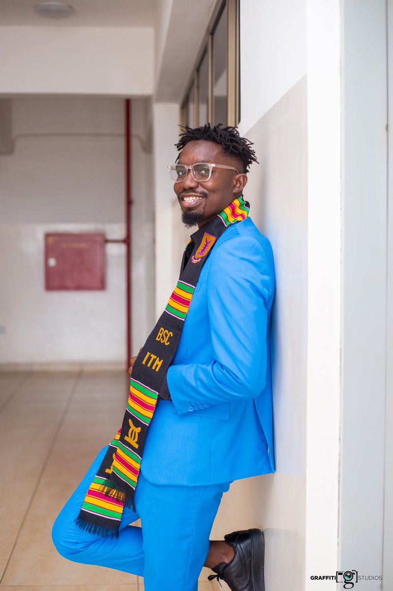 youngcephas's tweet photo. Same Suit
Same Name
Same University 
Different Degrees! 
M.A Brands &amp; Communication Management bagged! https://t.co/WH3CJnN8Uc