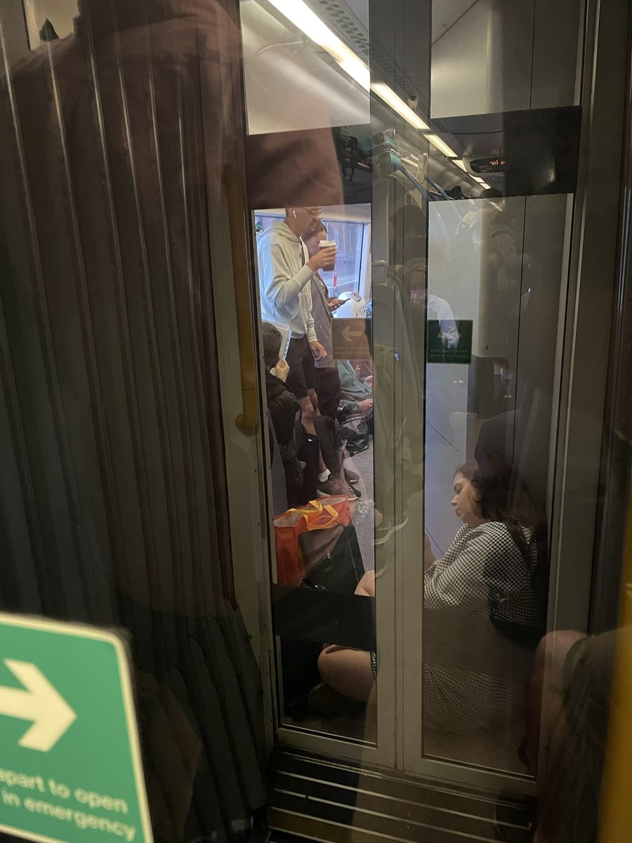 JohnOBrien12's tweet photo. @chiltrenrailway 740pm from Bicester North to London this am has three carriages leading to severe overcrowding again, why can you not add an extra carriage or two so those paying £80 plus can get a seat, rather than seat on the floor. This is not good enough! https://t.co/cI42aiiRAv