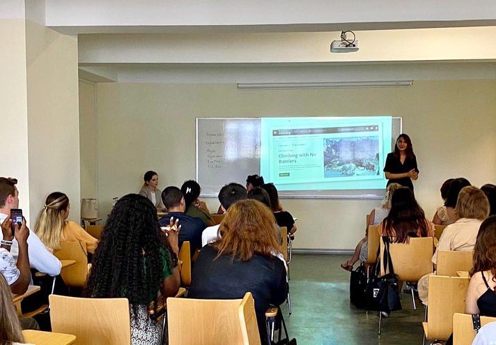 Globedteam's tweet image. Dijital Okuryazarlık başlıklı sunumumuzda öğretmenlerimiz ile bir araya gelerek platformlarımızın sınıf içerisinde etkin kullanımı üzerine keyifli bir toplantı gerçekleştirdik.🌟
#Globed #GlobedTeam #LearningAZ #DijitalOkuryazarlık