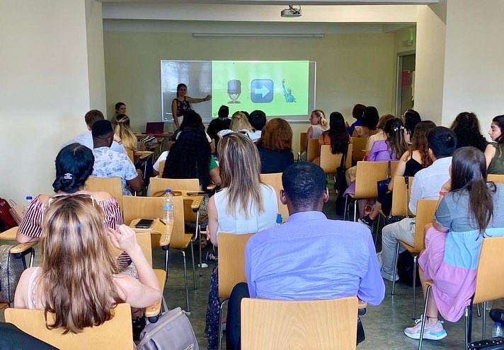 Globedteam's tweet image. Dijital Okuryazarlık başlıklı sunumumuzda öğretmenlerimiz ile bir araya gelerek platformlarımızın sınıf içerisinde etkin kullanımı üzerine keyifli bir toplantı gerçekleştirdik.🌟
#Globed #GlobedTeam #LearningAZ #DijitalOkuryazarlık