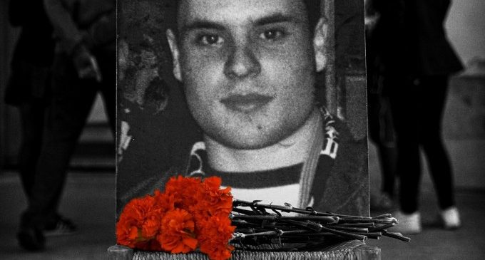 Miquel_R's tweet photo. Hui, Guillem Agulló hauria fet 48 anys. 

Un neonazi el va matar quan només en tenia 18. 

No oblidem. https://t.co/giRZEthKXk