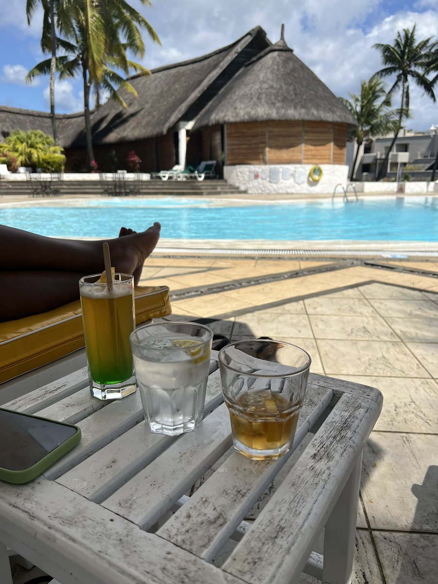 og_papi's tweet photo. Throats? #4thlevel 🥃🍹 https://t.co/N5NcfAMSzv