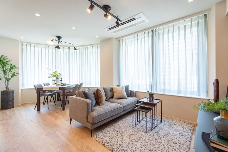 JpnRealtySTARTS's tweet photo. Surrounded by #SumidaRiver and the greenery of the park.
Price: JPY134.8M ≒ USD952K ≒ EUR954K
Floor Plan: 4Bedrooms
Size: 86.35m2 / 929.46ft2
#riverside #realestate #property #petfriendly #floorheating #sale #TokyoMetro #ToeiLine #JR #Tsukishima #Hatchobori #ChuoWard #Tokyo https://t.co/zqWPL1gHrv