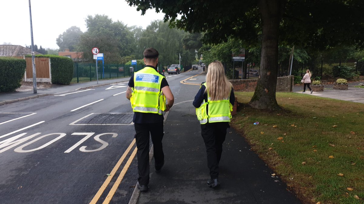 TelfordWrekin's tweet photo. The Neighbourhood Enforcement Officers are out this morning educating drivers on where best to park during the school run. #TelfCAT #TelfENFO https://t.co/D10JvGkkn9