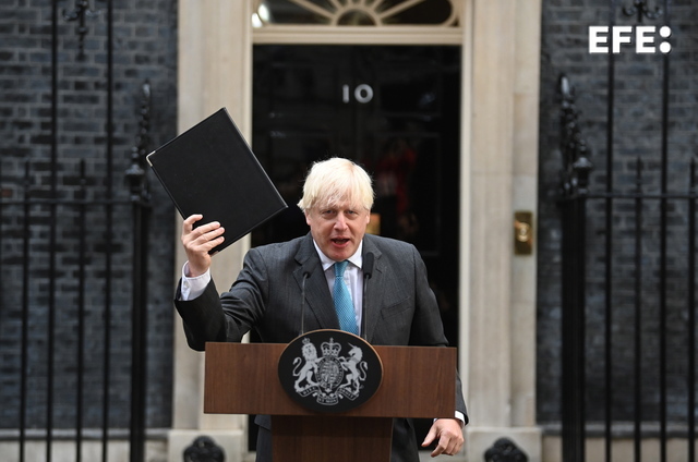EFEnoticias's tweet photo. "Esto es todo, amigos". Así se ha despedido Boris Johnson como primer ministro británico en Downing Street, antes de presentar formalmente su dimisión a la reina Isabel II. 

https://t.co/NwU6guSWEz https://t.co/DM5Tdhwcc9