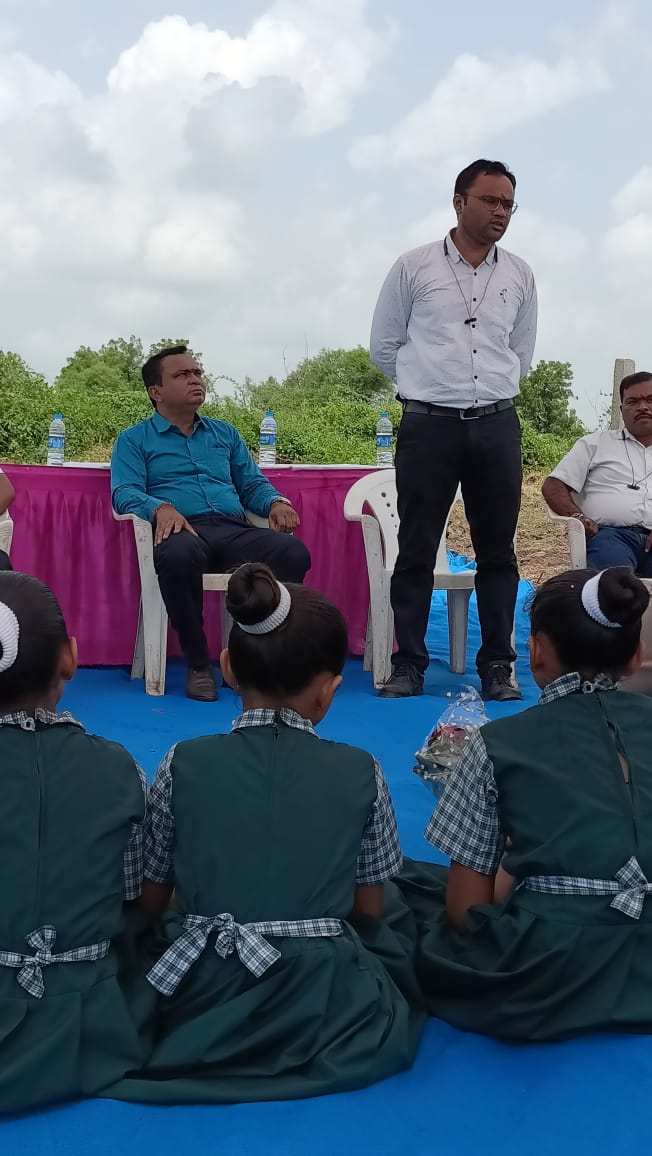 MgnregaTalod's tweet photo. સાબરકાંઠા ના તલોદ તાલુકાના મોતેશરી ગ્રામ પંચાયત માં જાપાનીઝ અકિરા મિયાવાકી પદ્ધતિથી વનીકરણ કરવામાં આવ્યું..જેમાં માન.નિયામક સાહેબ શ્રી તેમજ ડીડીપીસી સાહેબ, ટીડીઓ સાહેબ શ્રી,તલોદ મનરેગા સ્ટાફ તેમજ મોટી સંખ્યામાં ગ્રામજનો હાજર રહ્યા. @MaulikSharma11 @sabarkanthadp @crdgujarat1 https://t.co/yuSUM15Ten
