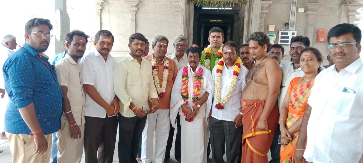 ST_Senthilkumar's tweet photo. இன்று சென்னிமலை ஆண்டவர் திருக்கோயிலில் தரிசனம் செய்து மாண்புமிகு பாரத பிரதமர் அவர்கள் மற்றும் மதிப்பிற்குரிய மாநில தலைவர் அவர்கள்  பெயரில் அர்ச்சனை செய்து சிறப்பு வழிபாடு செய்யப்பட்டது.
உடன் கட்சி நிர்வாகிகள் கலந்து கொண்டனர்.
@annamalai_k @apmbjp @CPRBJP https://t.co/BcLhIUf8FD