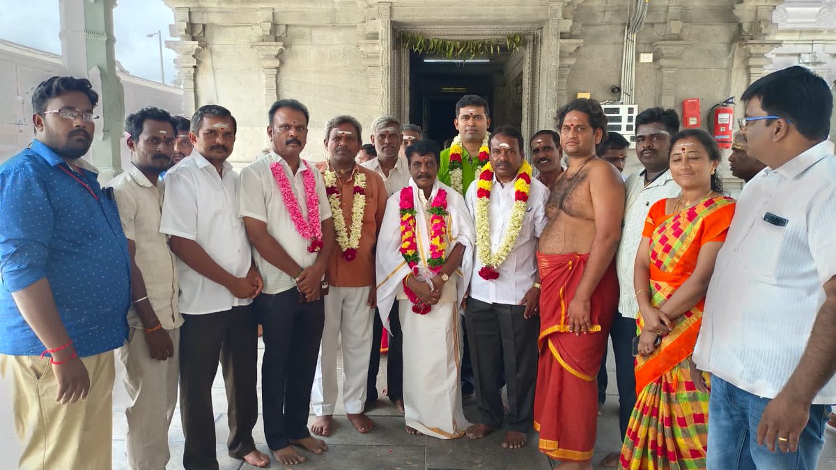 ST_Senthilkumar's tweet photo. இன்று சென்னிமலை ஆண்டவர் திருக்கோயிலில் தரிசனம் செய்து மாண்புமிகு பாரத பிரதமர் அவர்கள் மற்றும் மதிப்பிற்குரிய மாநில தலைவர் அவர்கள்  பெயரில் அர்ச்சனை செய்து சிறப்பு வழிபாடு செய்யப்பட்டது.
உடன் கட்சி நிர்வாகிகள் கலந்து கொண்டனர்.
@annamalai_k @apmbjp @CPRBJP https://t.co/BcLhIUf8FD