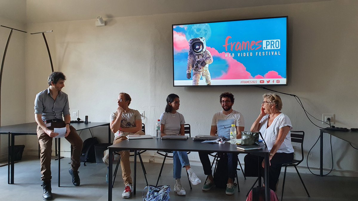 guildevideastes's tweet photo. Notre première table ronde de cette journée d'étude vise à établir un panorama de la webcréation en interrogeant la composition de cet univers, les styles associés, les nouveaux modes de savoirs qu’il véhicule et les inégalités qui y perdurent. 1/2
#FramesPro2022 https://t.co/Fukm4NgmDG