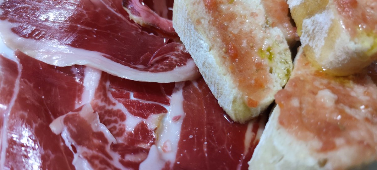 cafe_tandem's tweet photo. Comença el dia amb energia amb un bon pernil ibèric acompanyat d'unes llesques de pa amb tomàquet i oli d'oliva verge extra!
T'imagines una forma millor de començar el dia?

#tandemcafe #pernilibèric #esmorzardeforquilla #esmorzarcomcal #singlesfriendly #paambtomaquet #girona https://t.co/w8lWQ2uGFQ