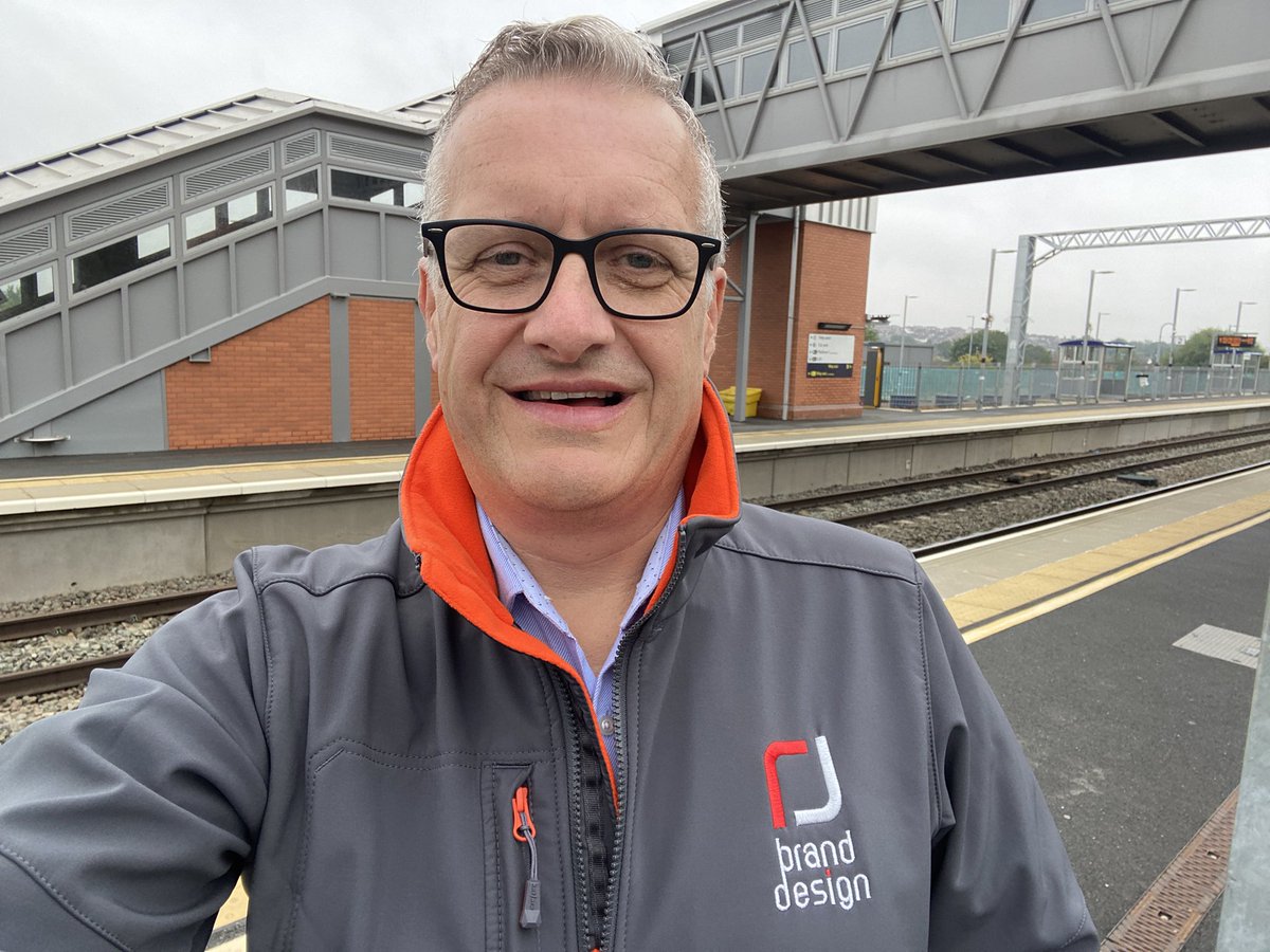 RJBrandDesign's tweet photo. Out visiting a client today. Manchester bound. Love getting out. Still feels good and yet strangely unfamiliar. Not sure why, but it does 😊 https://t.co/4v5IeOwoTp