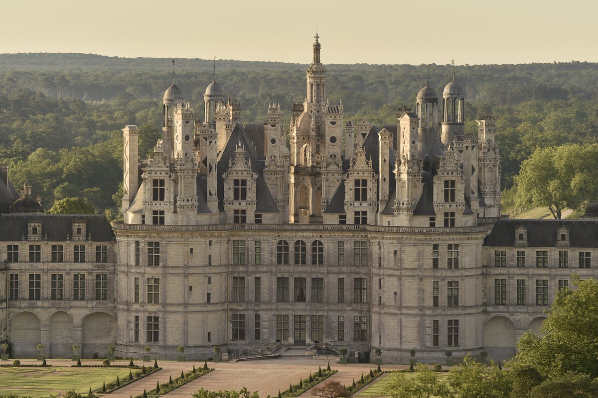 Bonjour Twitter, j'ai 503 ans aujourd'hui 🏰🇫🇷🎂 #503AnsChambord