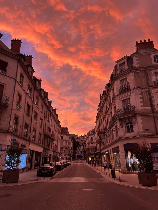 MyLoireValley's tweet photo. Ce soir, on admire ce superbe coucher de soleil sur la ville de Blois ! 

Ces couleurs sont à couper le souffle. 🥰

📸 lespetitscoinsdeblois (Instagram)
#ValdeLoire #Blois https://t.co/0k4khVSsrv