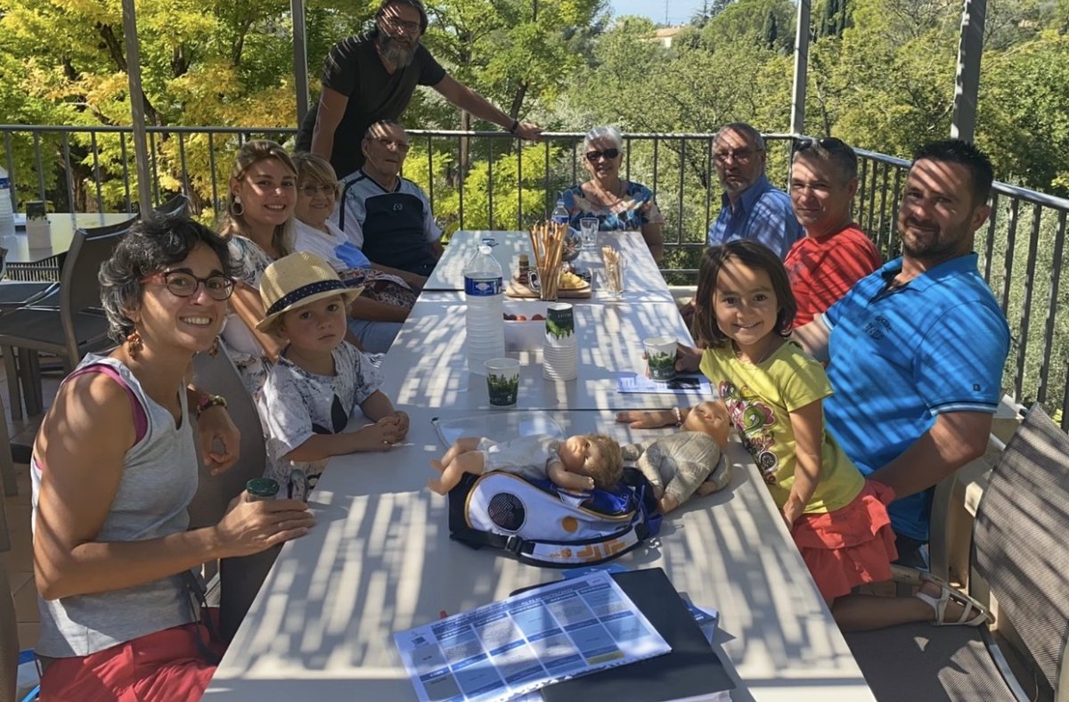MSAServicesPA's tweet photo. 🏁Top départ depuis hier des séjours répit "Parenthèse" à Peymeinade pour les sinistrés des vallées !

Objectifs : leur faire profiter des derniers souffles de l'été 🌞 et prendre soin d'eux 🫂 avec des ateliers bien-être proposés par Prévazur !

#repit #association #séjours https://t.co/kadtH9nMzf