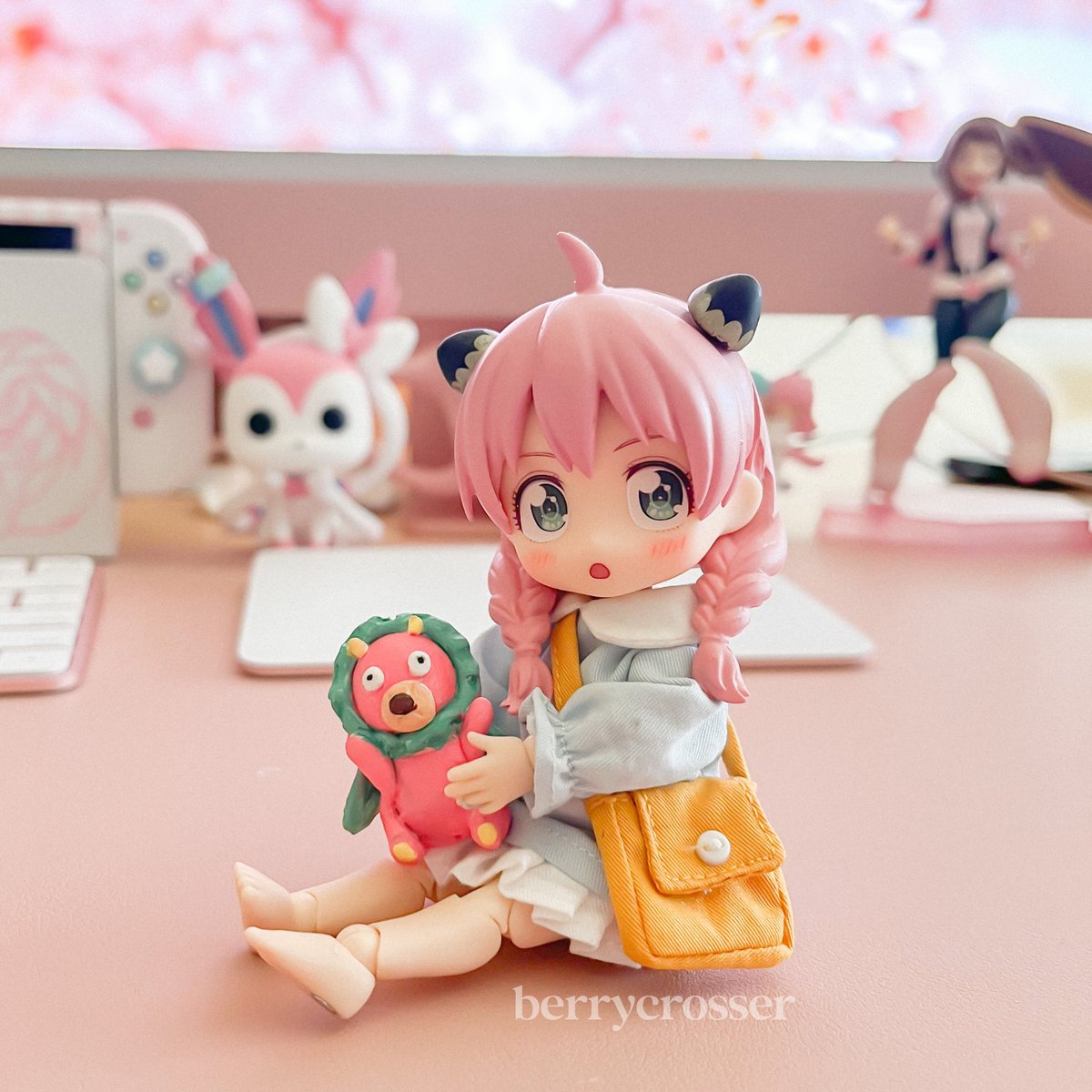 my custom Anya Forger nendoroid 🌸 cuddling her little chameleon i made for her last-night #SPYxFamily #anyaforger #nendoroid #obitsu11