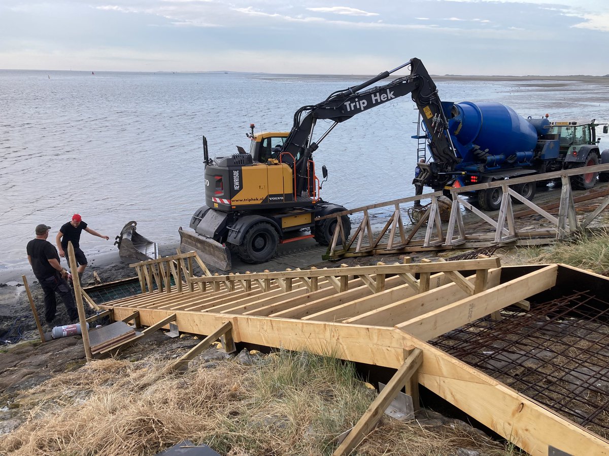 #Terschelling zwemtrap achterdam de eerste beton op kleur wordt door Trip-Hek gestort in de bekisting.
De afwerking duurt de hele dag, maar dan heb je ook wat. De echte zwemmers kunnen de hele winter makkelijk in het water komen