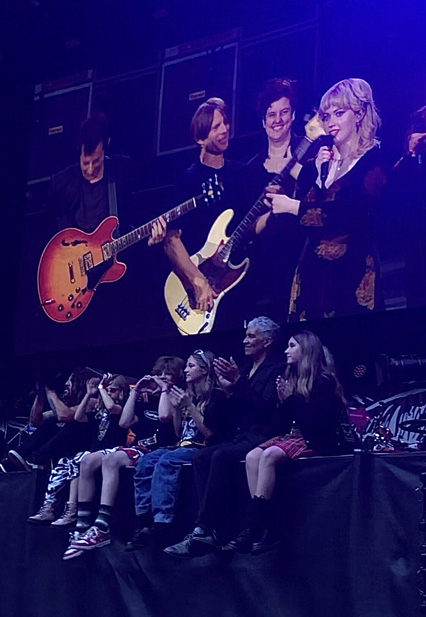 joohoo's tweet photo. @foofighters this was one of my favourite moments. All the kids out supporting Violet. Shane’s heart Hands!❤️❤️❤️❤️ https://t.co/rvJq3TD72v
