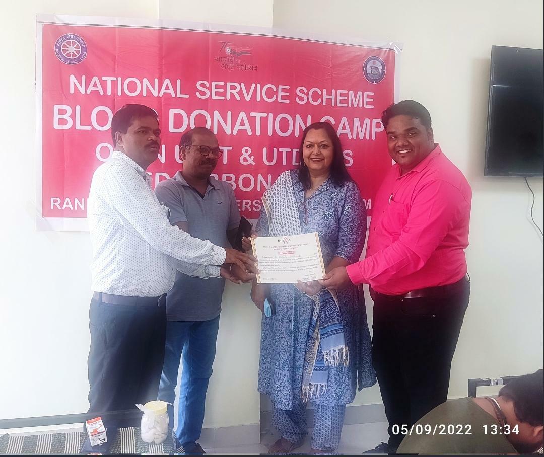 _NSSIndia's tweet photo. On the occasion of Teacher's Day #NSS Cell of Rani Durgavati University Jabalpur, M.P. organized Blood Donation Camp in where Blood was donated by NSS Volunteers &amp; Programme Officers. @ianuragthakur @Anurag_Office @NisithPramanik @NisithOffice @YASMinistry @pankajsinghips @pibyas https://t.co/DYWMQqJahy