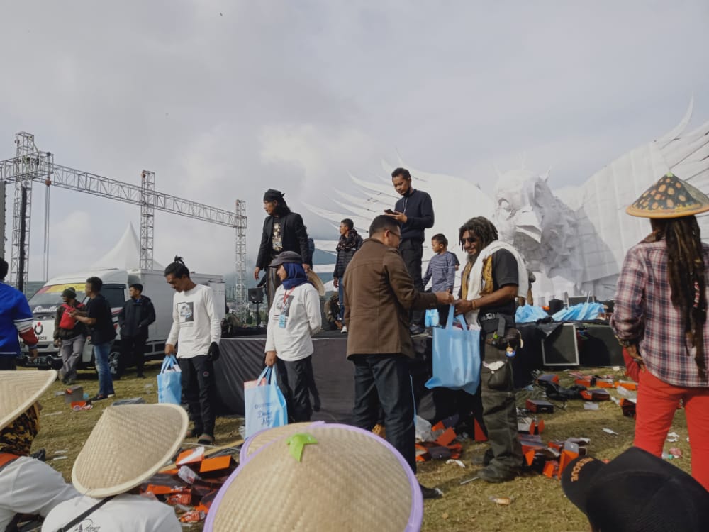 BobMarcell2's tweet photo. Dieng culture festival https://t.co/tBzX8VZmxF