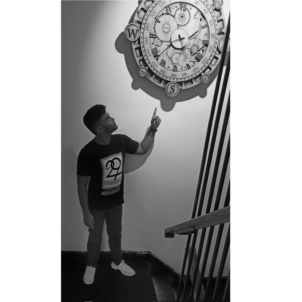 _Mr_Mohapatra's tweet photo. Just how fast the night changes ✨

#NewProfilePic
#Me
#Time 
#Life https://t.co/I5eJxUzb33