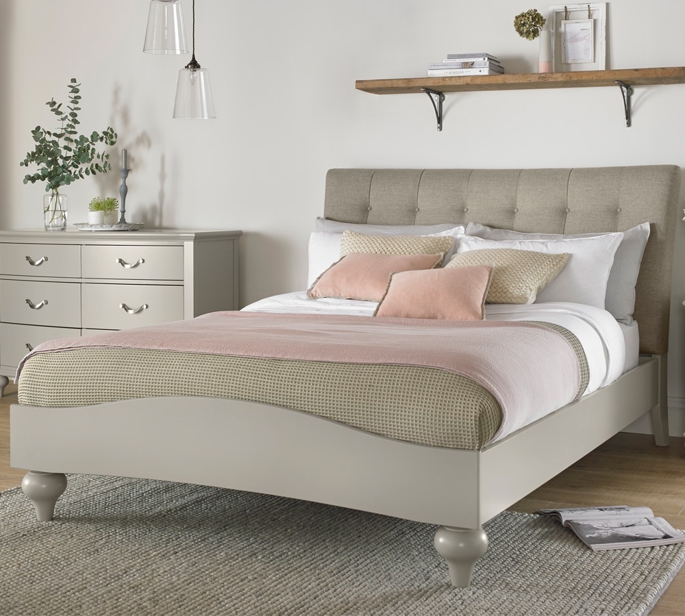 JonesAndTomlin's tweet image. This elegant bedstead has a timeless design that contrasts a hard wood base with a fabric headboard. Order your Skye Bedstead online bit.ly/skye-bedsteads

#Bedstead #Bedframe #GreyBed #NeutralHome #TraditionalInteriors