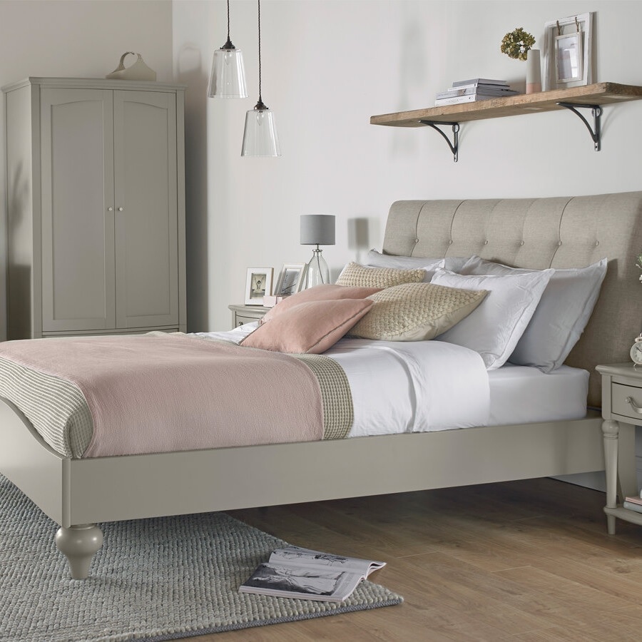 JonesAndTomlin's tweet image. This elegant bedstead has a timeless design that contrasts a hard wood base with a fabric headboard. Order your Skye Bedstead online bit.ly/skye-bedsteads

#Bedstead #Bedframe #GreyBed #NeutralHome #TraditionalInteriors