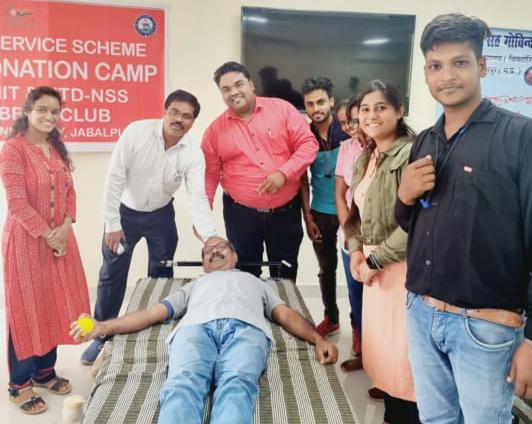 _NSSIndia's tweet photo. On the occasion of Teacher's Day #NSS Cell of Rani Durgavati University Jabalpur, M.P. organized Blood Donation Camp in where Blood was donated by NSS Volunteers &amp; Programme Officers. @ianuragthakur @Anurag_Office @NisithPramanik @NisithOffice @YASMinistry @pankajsinghips @pibyas https://t.co/DYWMQqJahy