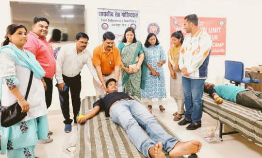 _NSSIndia's tweet photo. On the occasion of Teacher's Day #NSS Cell of Rani Durgavati University Jabalpur, M.P. organized Blood Donation Camp in where Blood was donated by NSS Volunteers &amp; Programme Officers. @ianuragthakur @Anurag_Office @NisithPramanik @NisithOffice @YASMinistry @pankajsinghips @pibyas https://t.co/DYWMQqJahy