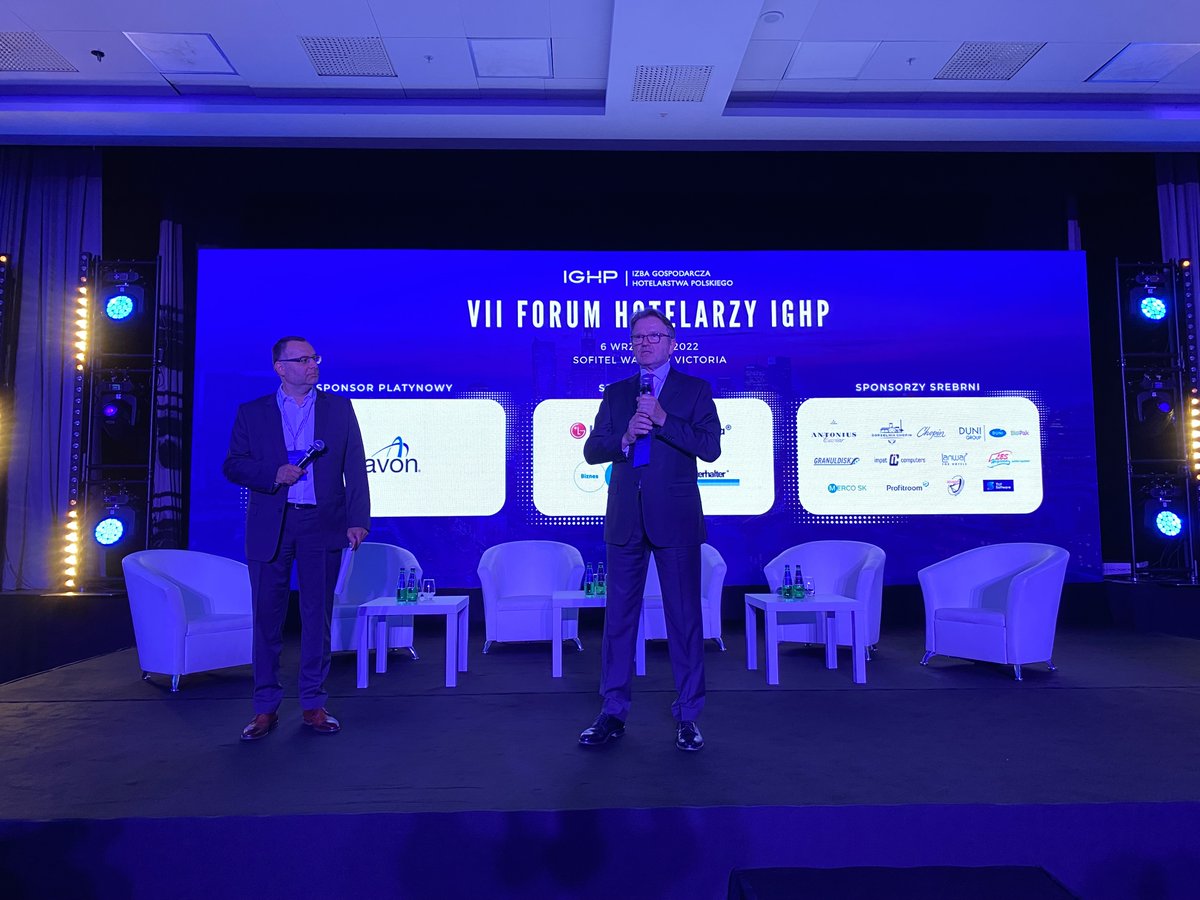IGHP_Hotelarze's tweet photo. Rozpoczęliśmy 7. Forum Hotelarzy #IGHP. Uczestników wydarzenia przywitali prezes Izby Ireneusz Węgłowski oraz wiceprezes Tomasz Pieniążek. Za nami wystąpienia gości specjalnych Rafała Szmytke, prezesa @POT_GOV_Pl oraz Andrzeja Guta-Mostowego, sekretarza stanu @SPORT_GOV_PL https://t.co/rKzfNAlHs6