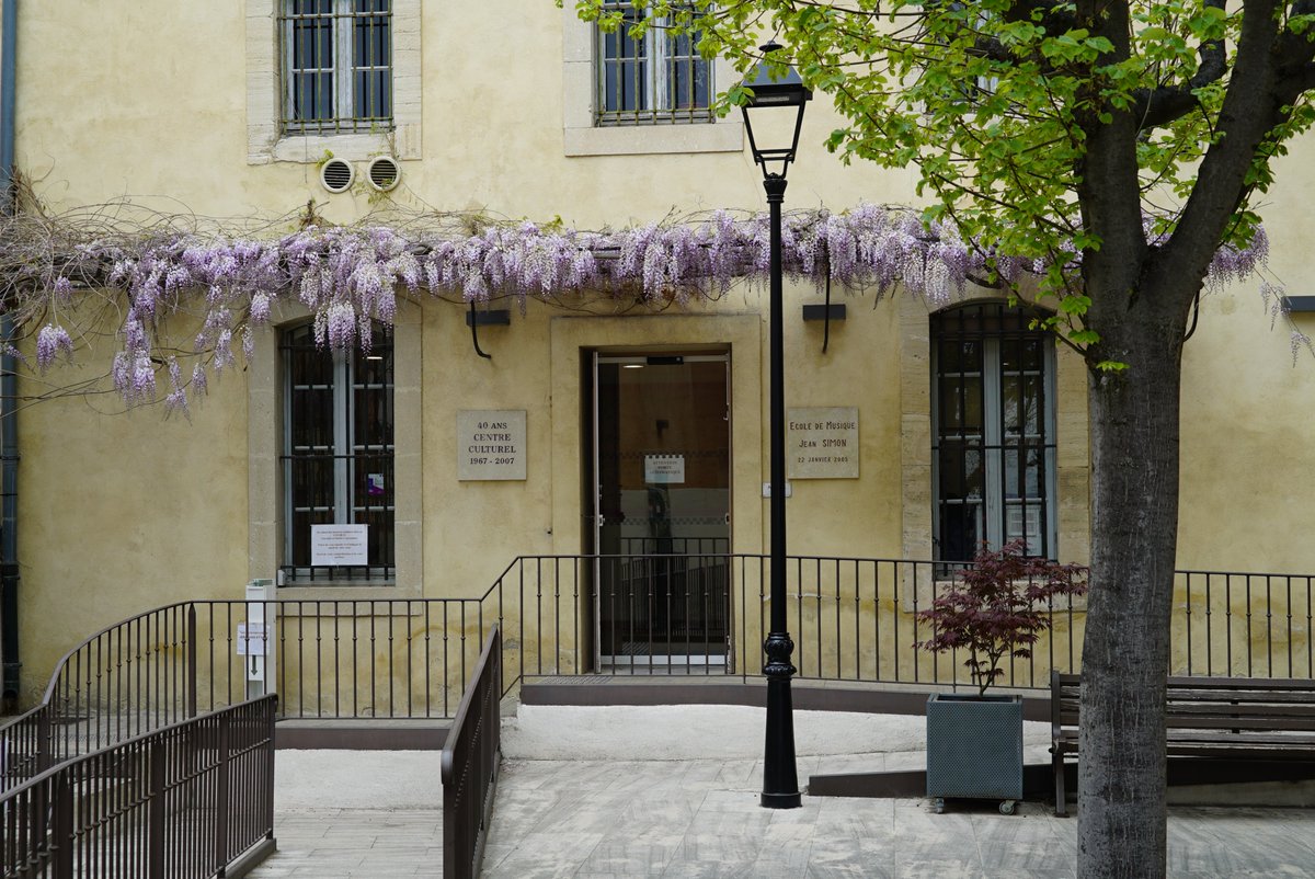 🎓#Carpentras a ouvert✍️sa 1ère micro #école destinée aux enfants en décrochage scolaire. Née d'un partenariat entre l'Éducation Nationale📚, L'Inguimbertine🖼et le Conservatoire🎼  (qui l'héberge), elle est centrée sur la culture et accueille 6 écoliers de CM1 et CM2 !
