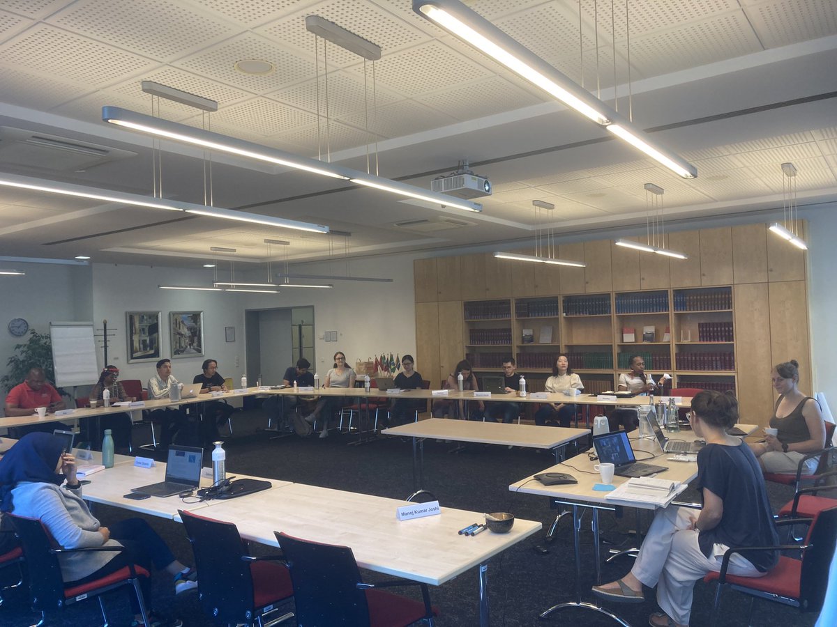 RLarioss's tweet photo. First academic module of the #MGGAcademy. Today’s topic: Global Governance in crisis. Should we panic or take action? 
Regional cooperation and resilience are big topics on the table 🤓 
@IDOS_research https://t.co/cSOQxnwZ0a