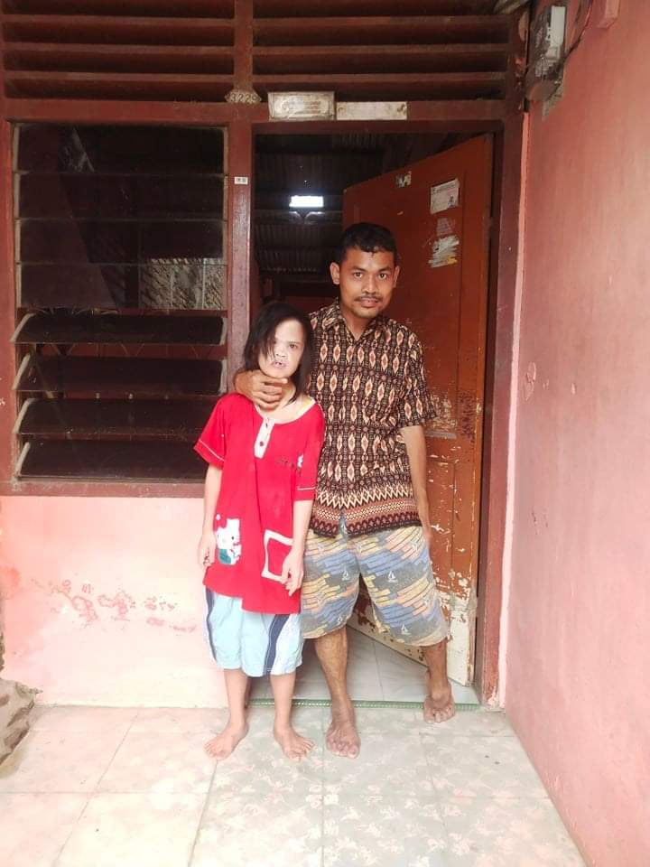 bangacoel's tweet image. Lapor Min @KemensosRI  ini kakak adik,  yg cewe downsindrome sedang adiknya yg cowo Tuna Daksa, mereka hidup berdua tidak punya pekerjaan dan penghasilan,jg  hidup mengontrak.Mereka Blom pernah dapat perhatian aplg bantuan dr pemerintah setempat