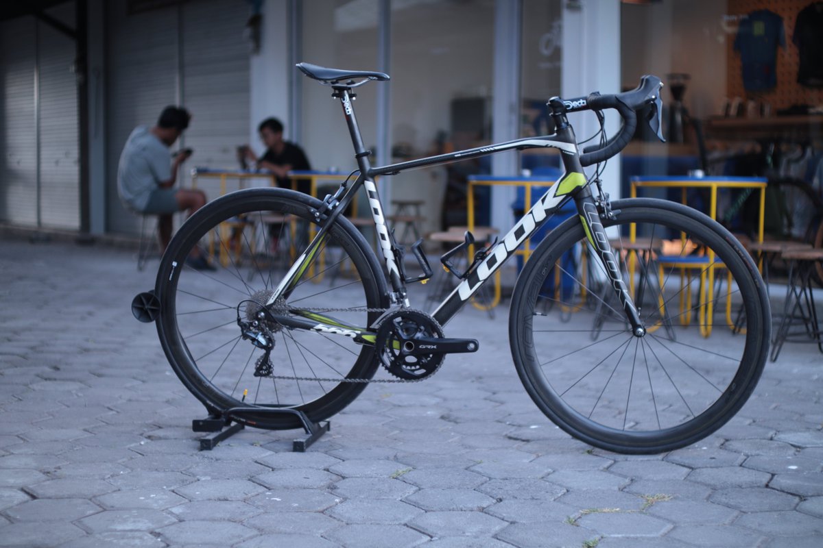 erurangga's tweet photo. WTS Fullbike Look 566. Size 55 full carbon. GS Ultegra R8000. Crankset GRX R810 48 31t. BB cbear, Ceramic Pulley, WS Roval CLX Rapide 40mm, Continental ultrasport lll, Deda RHM Elementi, 10cm Deda Zero stem, Deda Drittismo Carbon seatpost CP: 081259602211 #fnfjb https://t.co/neIMNUbuWH