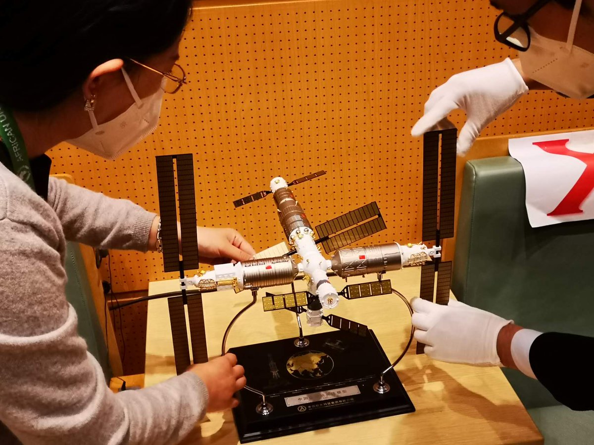 ChinatoAU's tweet photo. #TalkWithTaikonauts coming soon! Welcome to join us with Chinese taikonauts. It’s the first time that a partner of @African Union organizes a Sky-Earth connection for African youth.#ChinaAfricaSpaceTalk https://t.co/jGDLLVhENH https://t.co/R3fA70YTMK