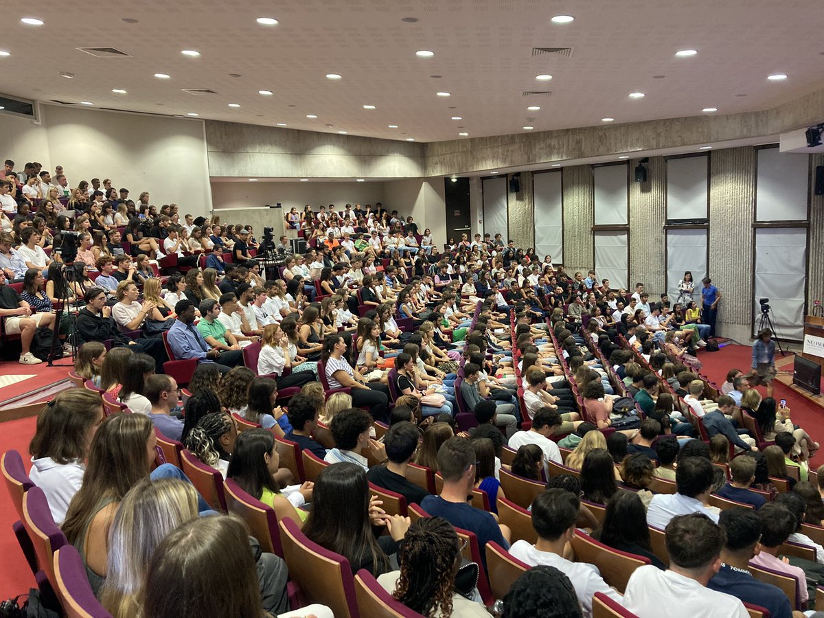 C’est la rentrée sur le campus de #Reims ! Ce matin, <a href="/delphmanceau/">Delphine Manceau</a> accueille les étudiants PGE de <a href="/NEOMAbs/">NEOMA Business School</a> 😎💜✌️
Quelle joie de les accueillir 😍😍😍