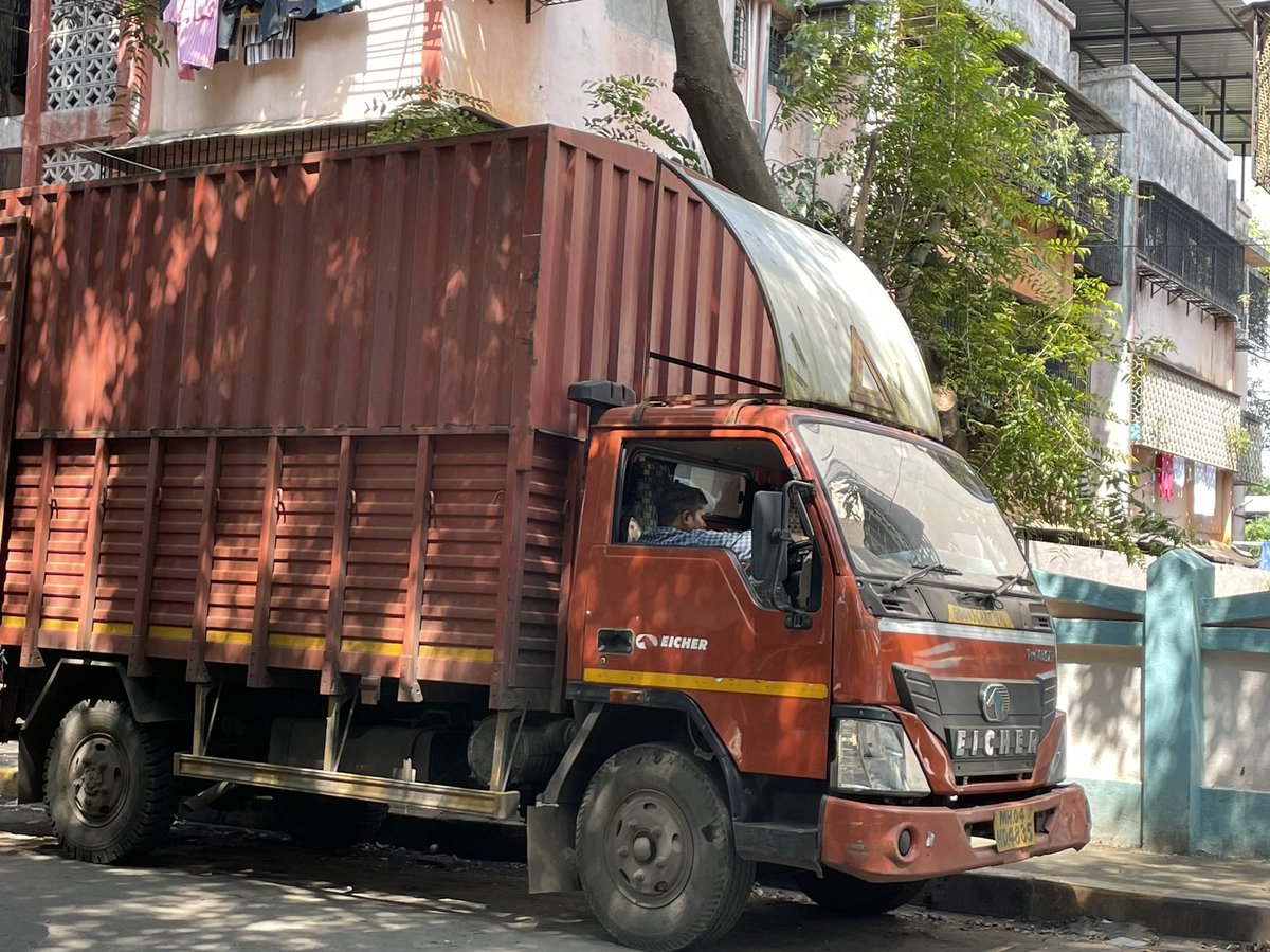 hashtagSach's tweet photo. Garment trucks,vans continue to violate rules openly &amp; shops like Disha fabrics,Patel,Krishi at TPS6,Rd.1,2 &amp; 3 Scruz W says we pay Hafta to break rules
@MTPHereToHelp  @MumbaiPolice @CPMumbaiPolice  
We complain daily &amp; no permanent solution why? Are shopkeepers saying is true? https://t.co/biaoY086ji