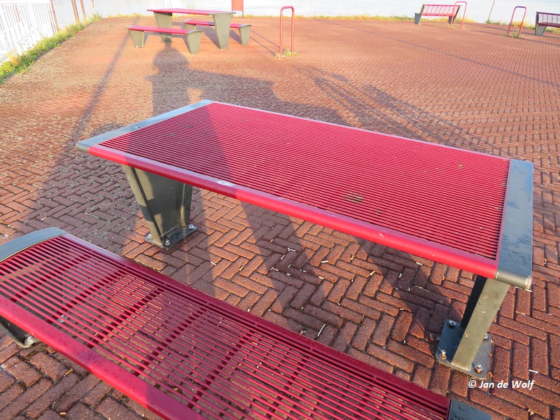 Nog even en deze #tafel op de #Veerdam in de <a href="/gemeentedruten/">Gemeente Druten</a> staat weer helemaal #los en wat gaat er dan mee #gebeuren ?? Zulke dingen zien ze niet bij de #gemeente want het heeft schijnbaar weinig waarden denk ik dan maar.