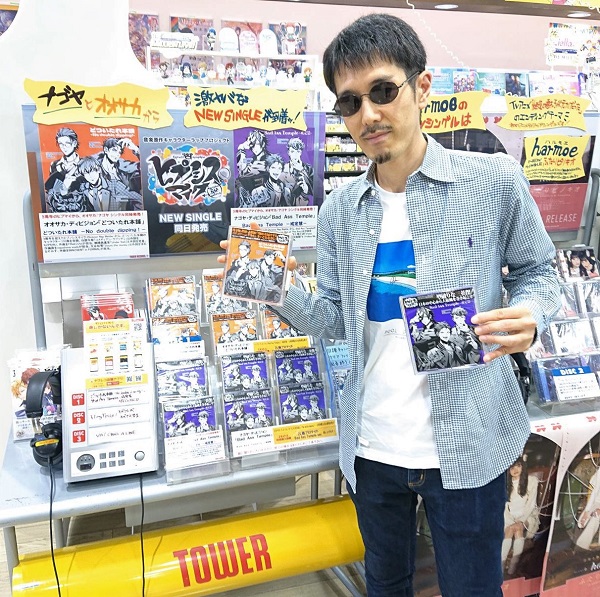 TOWER_Shinjuku's tweet photo. 【#TOWERanime新宿】
楽曲は好評発売中の「どついたれ本舗 -No double dipping!- 」に収録!オオサカ・ディビジョン 白膠木簓のソロ曲「コメディアン・ラプソディ」の作曲を担当された #FReECOol さんにご来店頂きました!
ありがとうございます🙇♀️
#ヒプマイ https://t.co/BTbgWqcIip