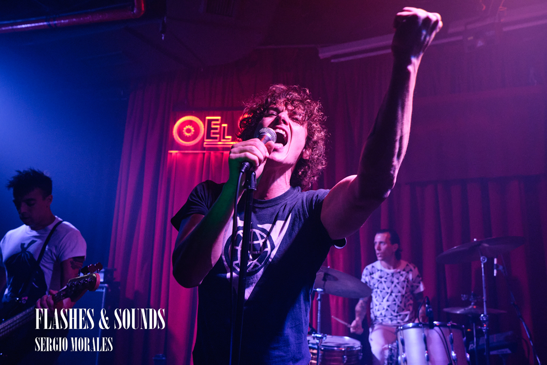 flashesandsound's tweet photo. El pasado sábado también estuvimos en el concierto de La URSS y Santa Companha en el primer concierto de @MazoMadriz  en la @SalaElSol de Madrid, y @deepblackday  nos trae una amplia galería de fotos del evento 👇

https://t.co/k5dCTajo3v https://t.co/UeEMFOKk9v