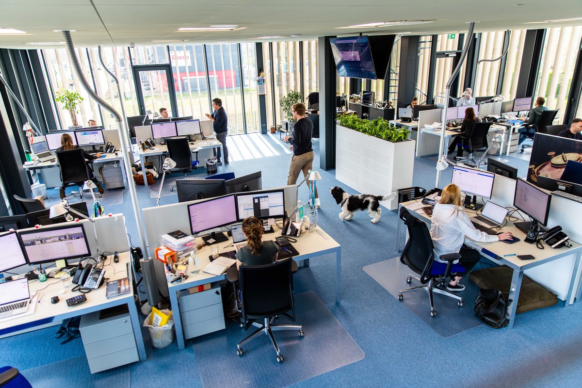 Sasmabv's tweet photo. At our #headquarters we do most of the work on our trading floor. Here, you'll find our sales, finance, logistics and customer service teams hard at work. Have questions? They're here to help with all your alcohol needs! Email us at https://t.co/XZWTaaXkg8 to learn more

#team https://t.co/Mtm1Yw9dFW