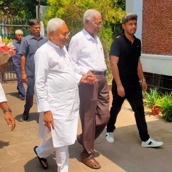CPIBihar's tweet photo. बिहार के मुख्यमंत्री नीतीश कुमार जी सीपीआई महासचिव  डी राजा से नई दिल्ली में इंद्रजीत गुप्ता मार्ग स्थित पार्टी कार्यालय में मुलाकात करते हुए।
 @ComradeDRaja @cpofindia @NitishKumar @Jduonline https://t.co/ELOKeOb2yJ